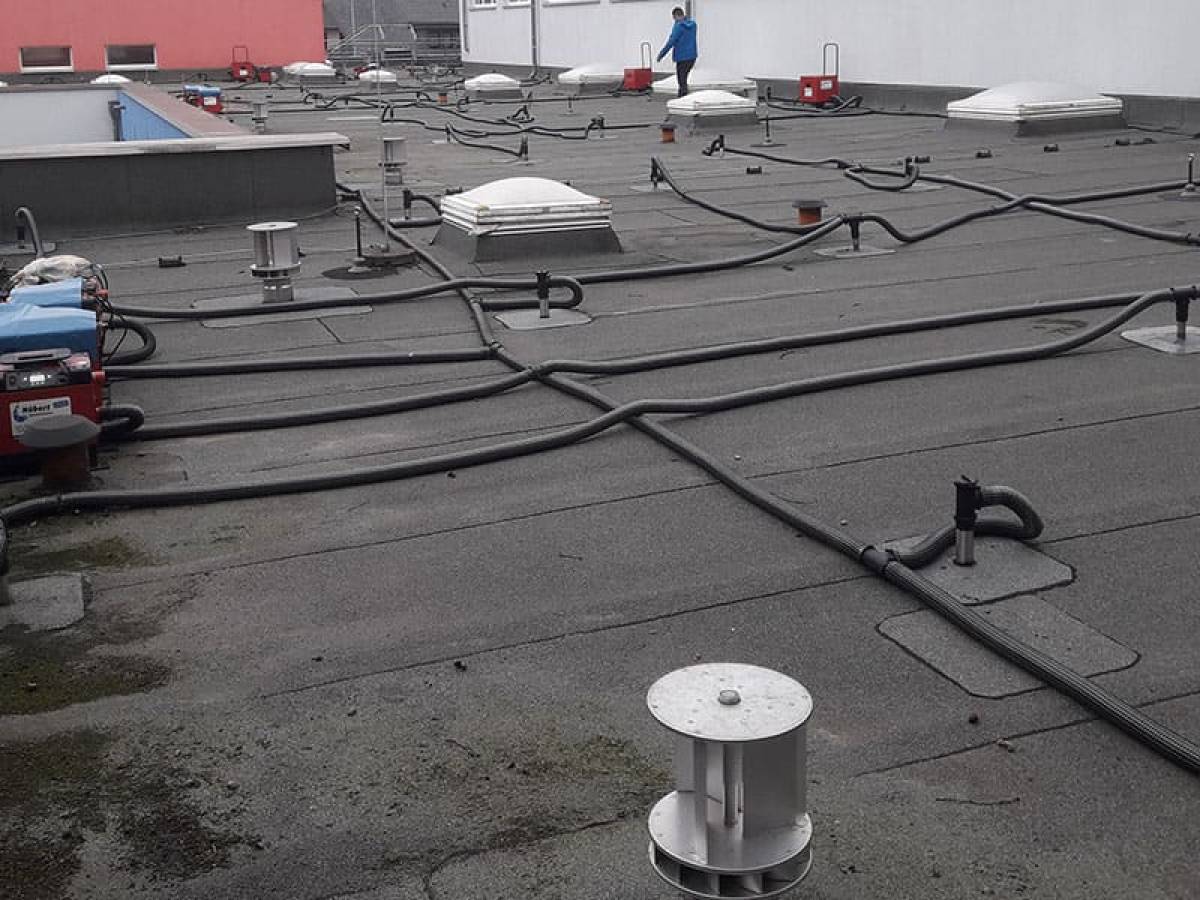 Reabilitarea acoperișului plat prin uscarea tehnică profesională a clădirii