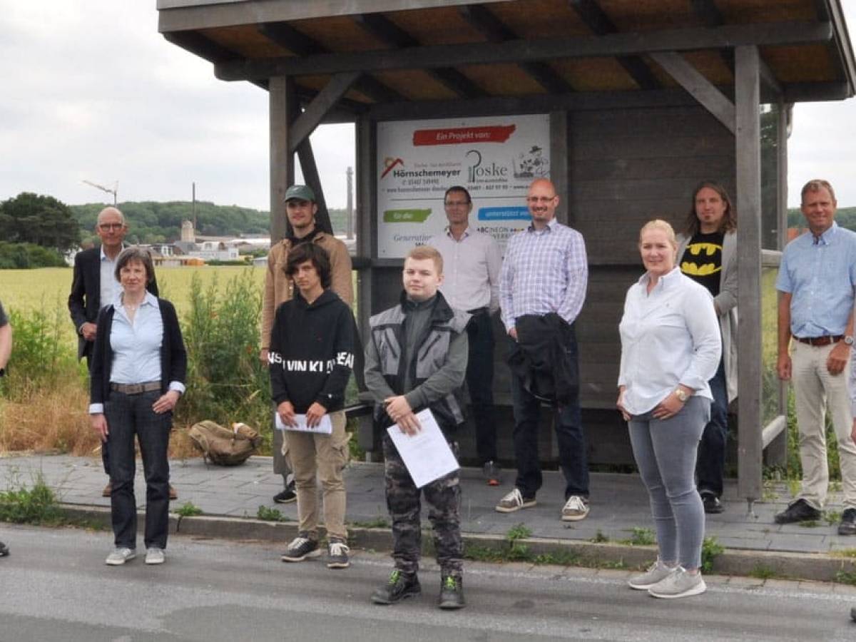 Schüler bauen Häuschen für Bushalstestelle am Hullerweg